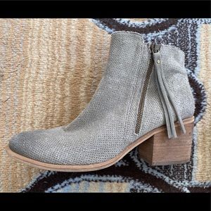 Women Hinge Size 10M Booties
